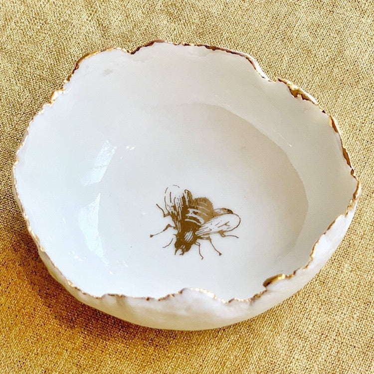 The Voyage Dubai - HB Ceramics Jagged Bowl Bee - Handmade in a small studio in Notting Hill by Heidi Bishop, this stunning porcelain 'jagged' bowl features delicate hand painted bee and is finished with gold edging.