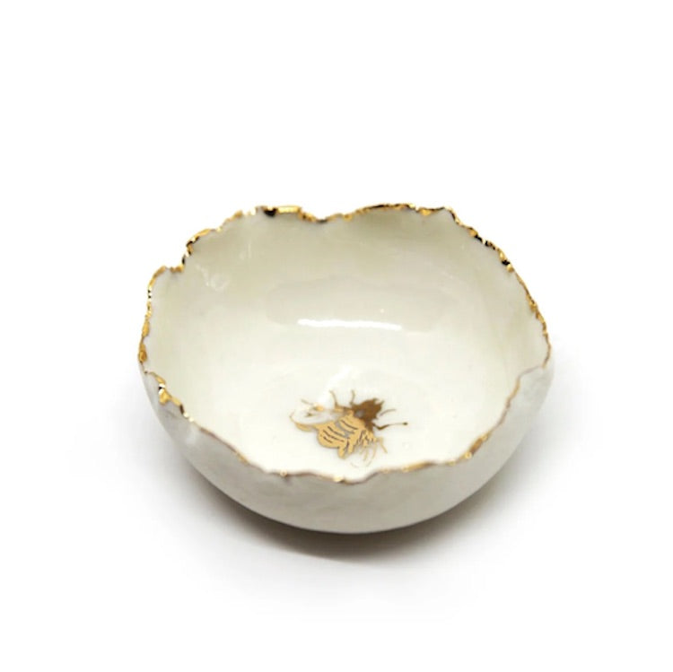 The Voyage Dubai - HB Ceramics Jagged Bowl Bee - Handmade in a small studio in Notting Hill by Heidi Bishop, this stunning porcelain 'jagged' bowl features delicate hand painted bee and is finished with gold edging.