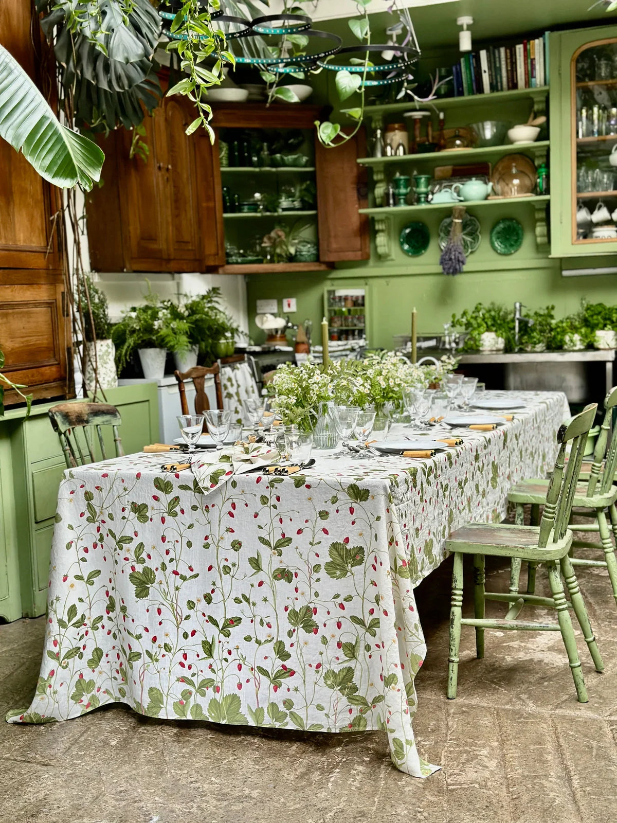 How to choose the right tablecloth size - The Voyage Dubai