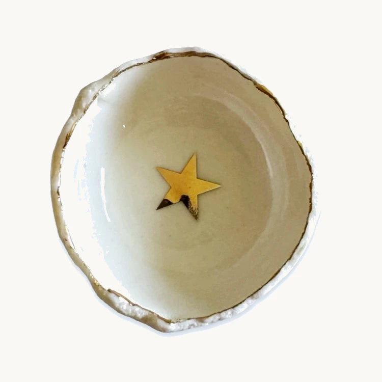 Handmade in a small studio in Notting Hill by Heidi Bishop, this stunning porcelain 'jagged' bowl features&nbsp;delicate hand painted roses and is finished with gold edging.