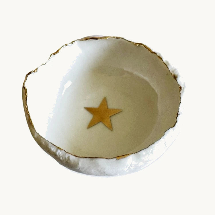 Handmade in a small studio in Notting Hill by Heidi Bishop, this stunning porcelain 'jagged' bowl features&nbsp;delicate hand painted roses and is finished with gold edging.