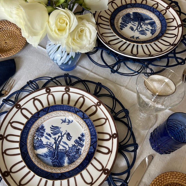 The Voyage Dubai - Beautiful hand blown blue and white Murano Vetro Eseguito Glass Vase.