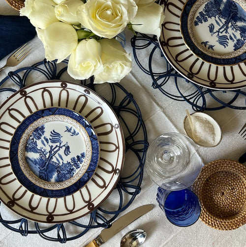 The Voyage Dubai - Set of 6 Vintage Booths "Real Old Willow" Tea Plates A lovely set of six Booths "Real old willow" bread/tea plates C1940s in great condition with gold edging and a vibrant pattern. Use them as part of a beautiful table setup or to display on a wall.